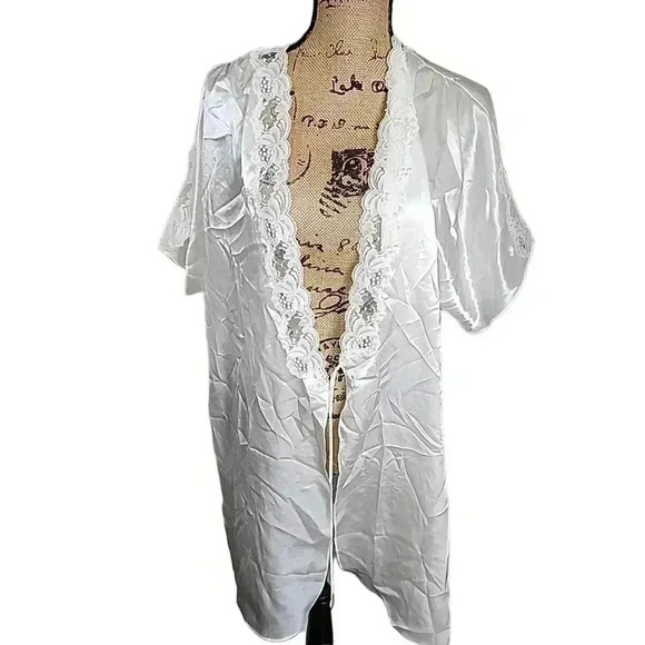 Beautiful lace and pearl Vintage Satin Robe & Chemise Set. Size Medium/small - Picture 7 of 14
